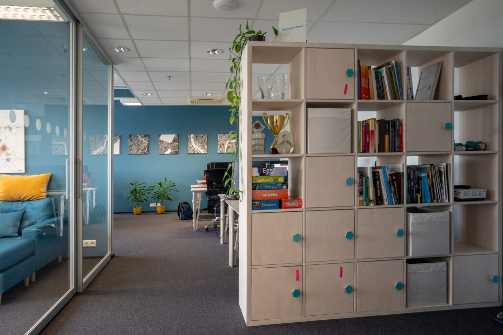 Raamaturiiul kontoris