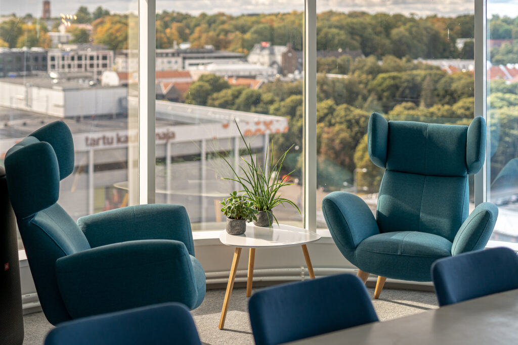 Istumisnurk suurte akende juures
