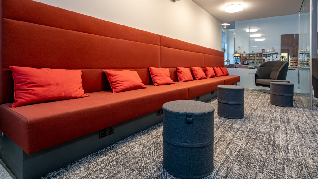 Punane diivan ja hallid tumbad