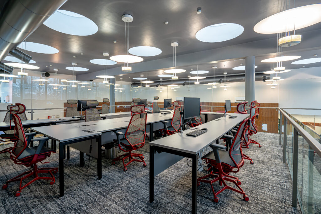 vatud tööala punaste toolidega