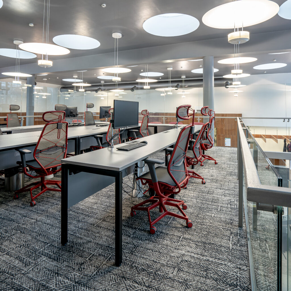 Töökoht punase kontoritooliga