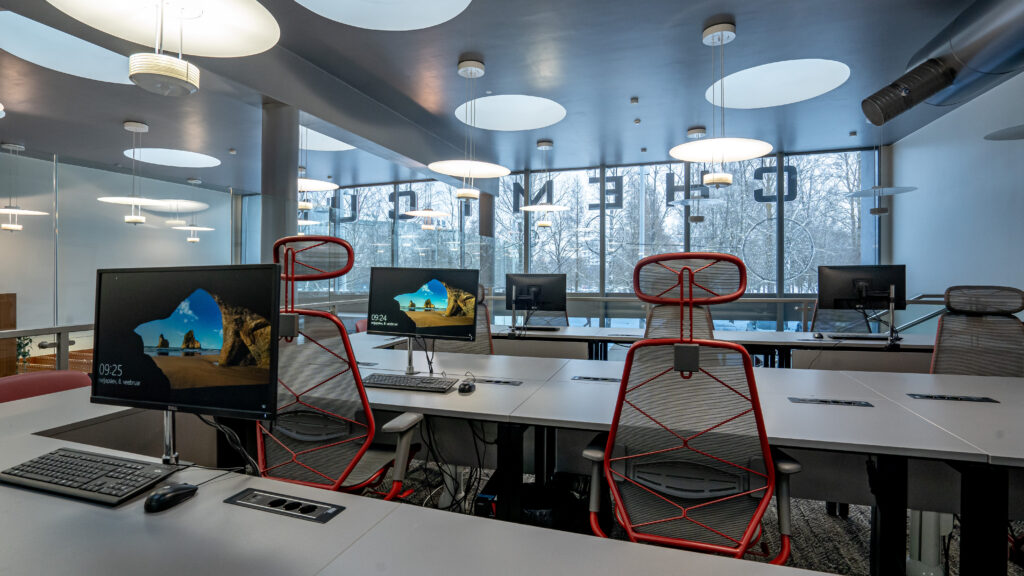 Punase raamiga kontoritoolid