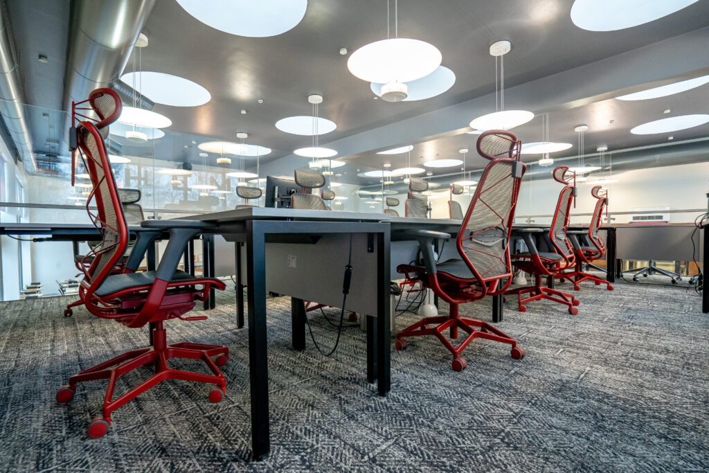 Punased võrktagalised kontoritoolid