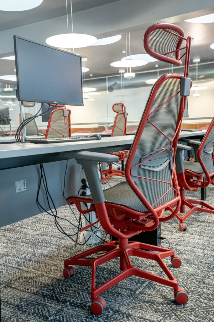 Punase raamiga võrkkontoritool