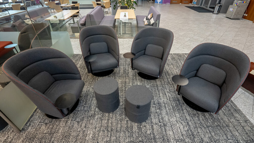 Hallide lounge-toolide ring koos väikeste tumbadega avatud puhkealal