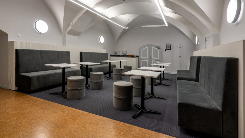 Hallide pinkide ja valgete laudadega puhkeruum võlvlaega