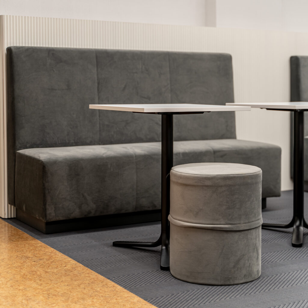 Hall diivan ja ümmargune taburet