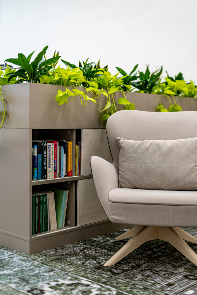 Riiul ja kontoritool