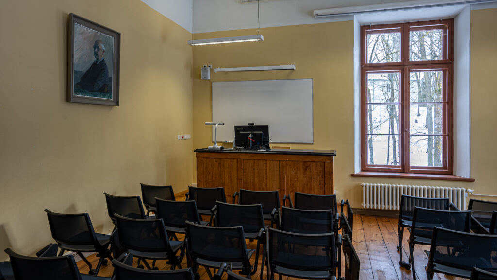 Klassiruum: puitpõrand, pult, tahvel