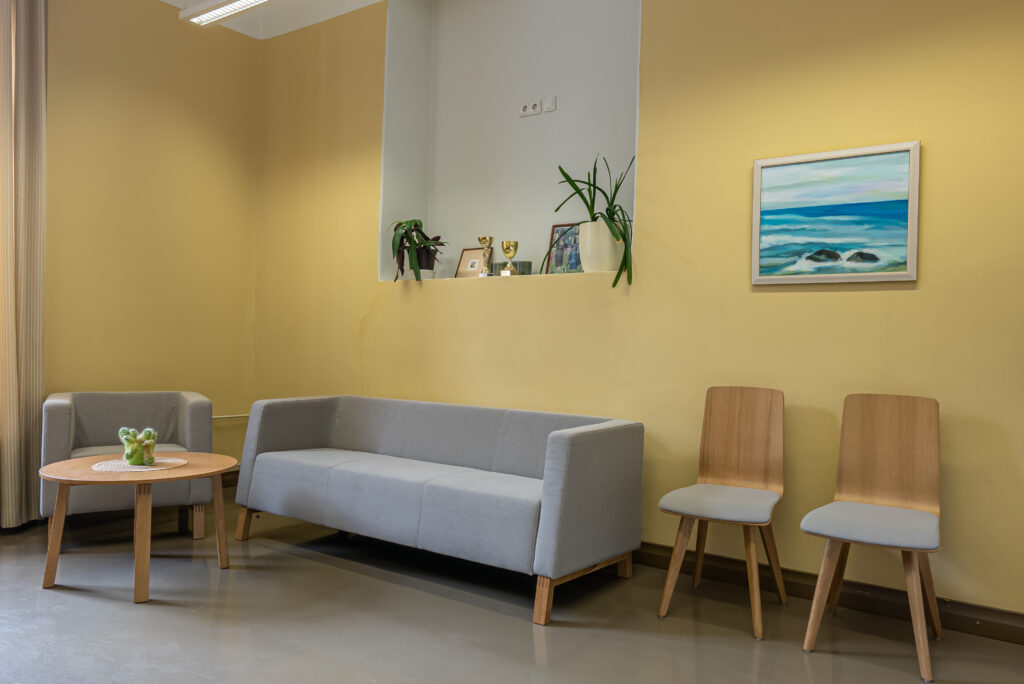 Hubane puhkenurk heledate seinte, halli diivani ja puitdetailidega