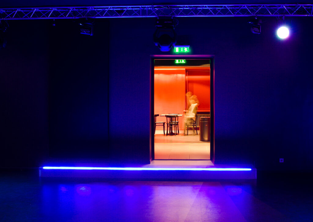 Punane ruum sinise saali taustal