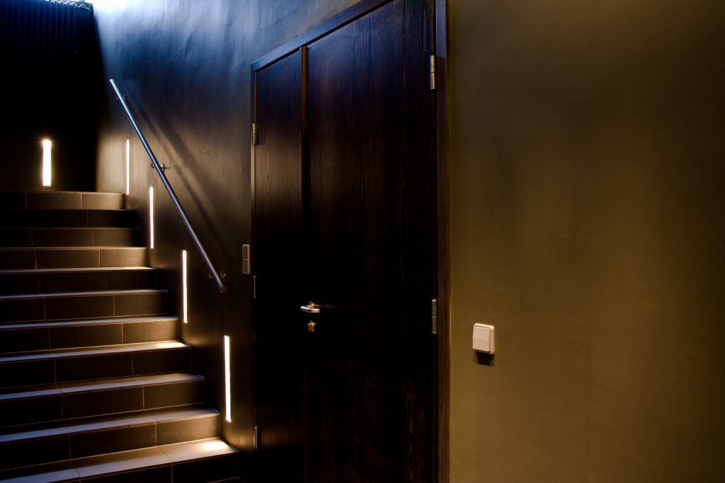 Modernne trepp ja tumedad uksed