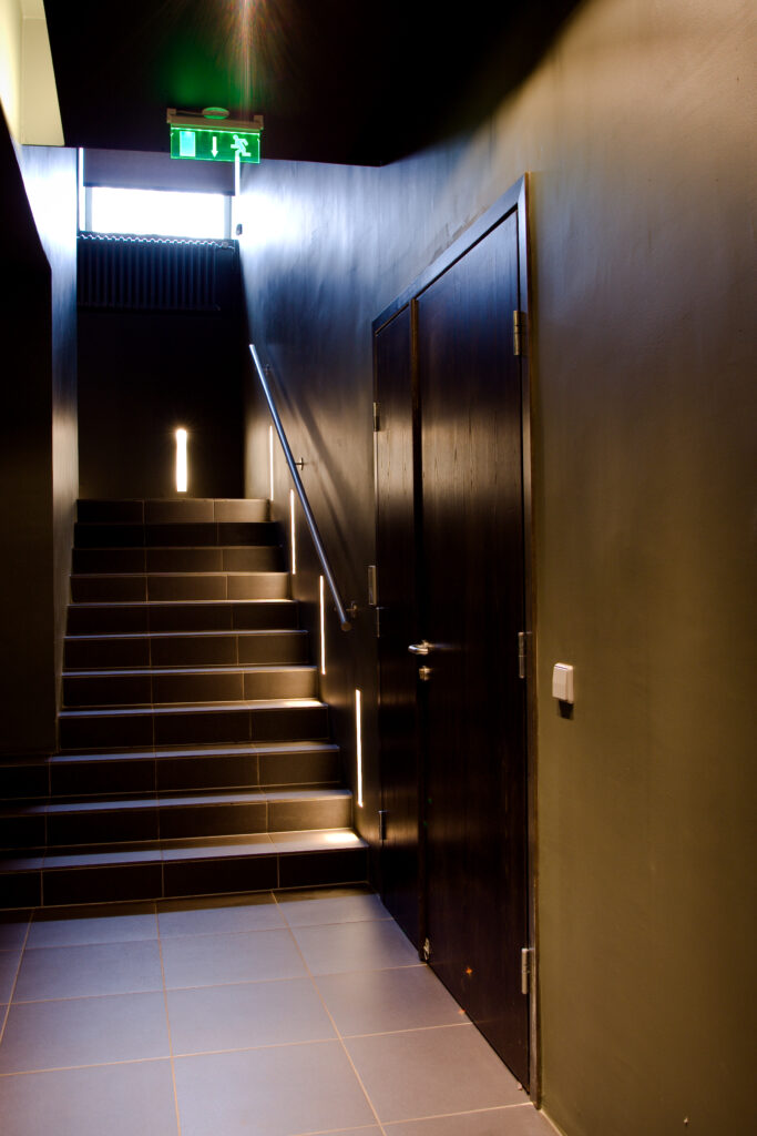 Valgustatud trepp ja uksed