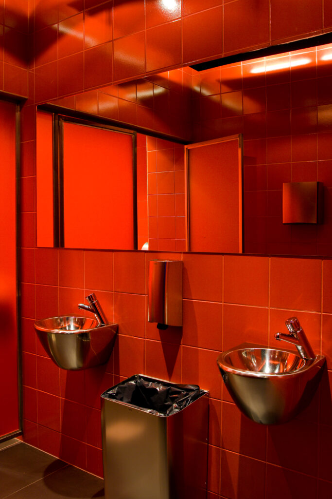 Punane pesuruum kahe valamuga