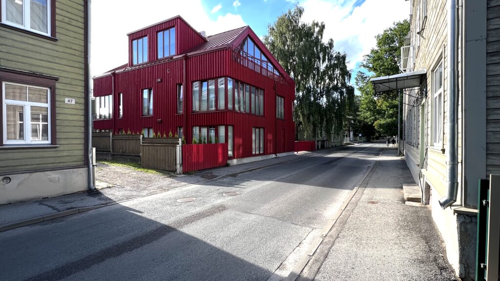 Punane kaasaegne puitmaja