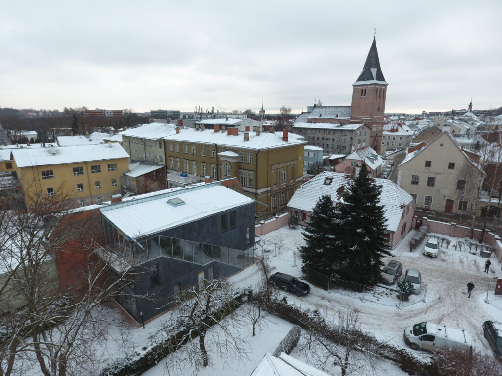 Kaasaegne betoonhoone vanalinna linnaruumis talvel
