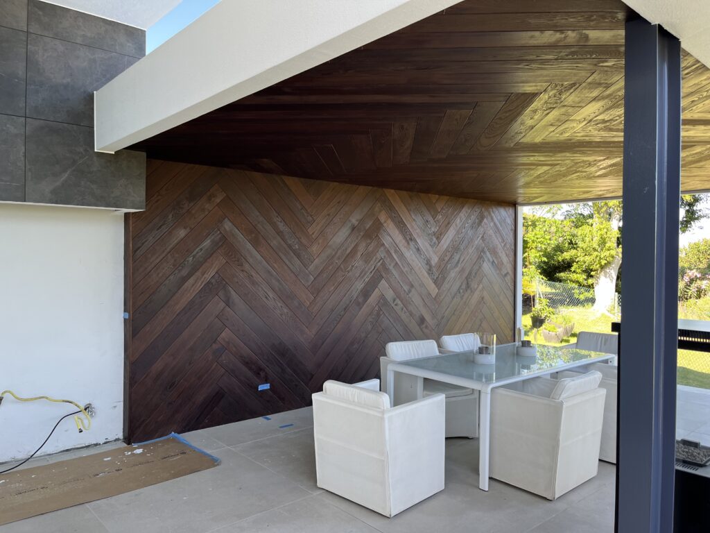 Kaasaegne väliterrass söögialaga