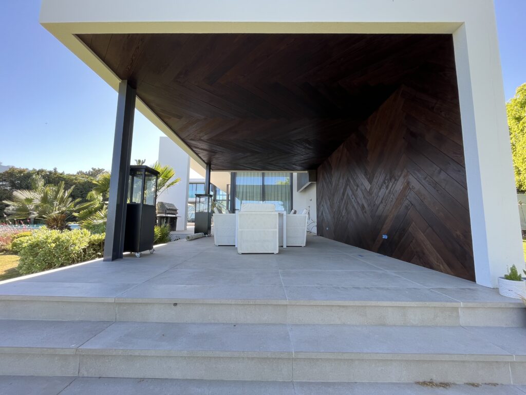 Kaasaegne kodu väliterrass ja grilliala