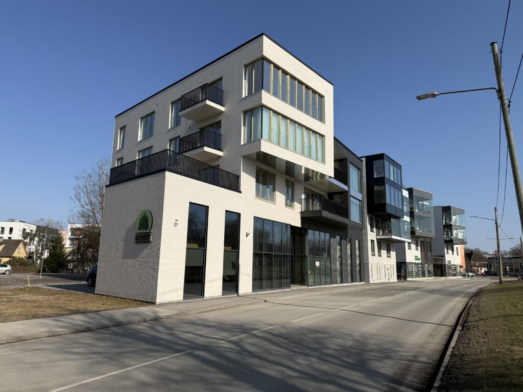 Kaasaegse korterelamu külgvaade ja parkimisala Fortuuna 27 hoones Tartus