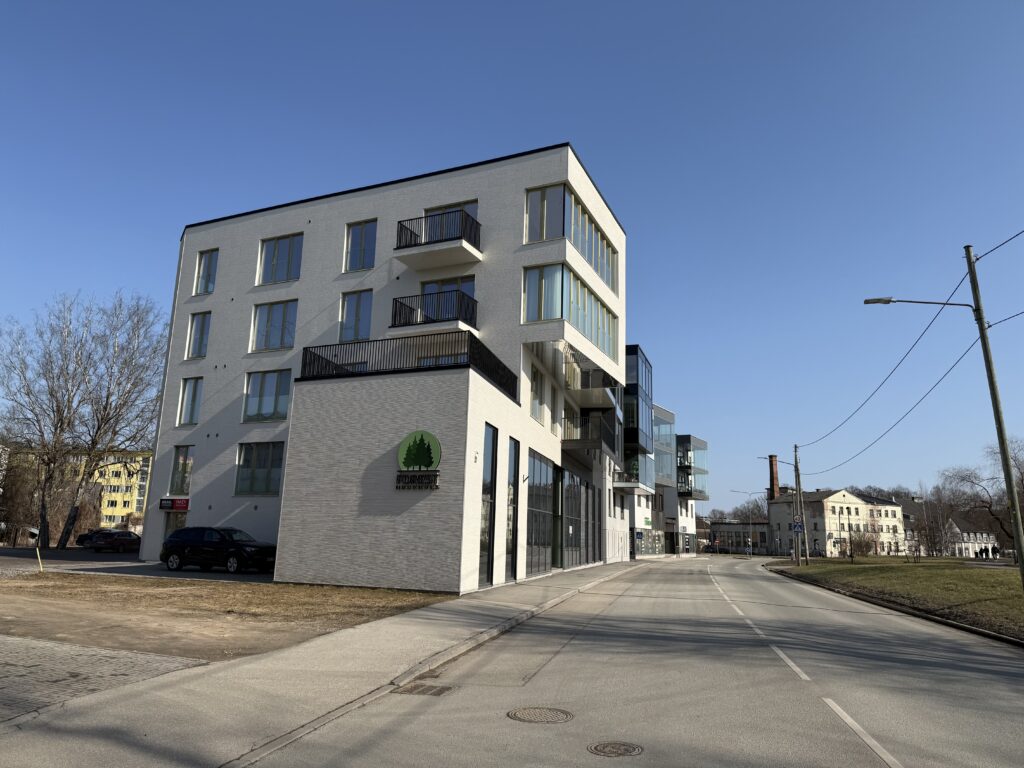 Tänavavaade valge fassaadiga korterelamule ja äripindadele Fortuuna 27 aadressil Tartus