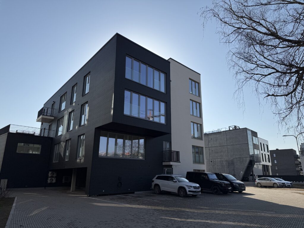 Korterelamu külgvaade ja parkimine Fortuuna 27 hoones Tartus